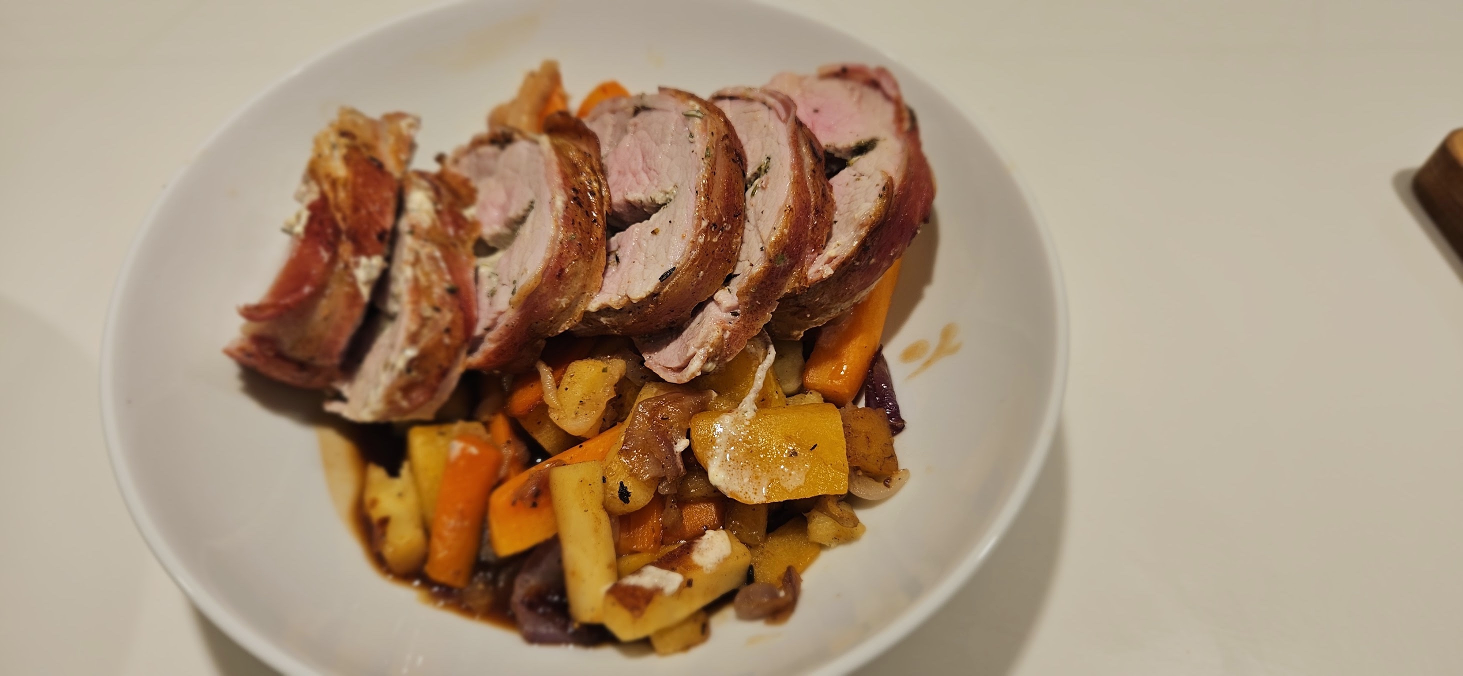 Baconsurret og fylt svinefilet